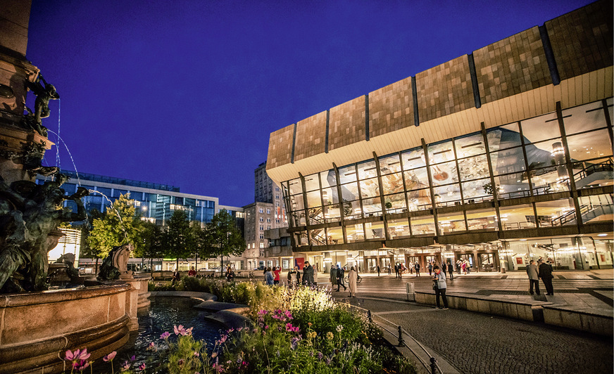 Auch bei Nacht ist das erleuchtete Gewandhaus mit seiner neuen Fassaden ein ansprechender Blickfang.