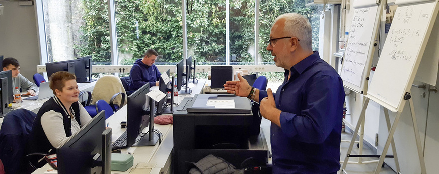 Bei den Unterrichtsinhalten wie hier bei der HWK Wiesbaden steht auch der Monteur im Mittelpunkt des Meisterkurses. Erfahrene Trainer wie Antonio Marucci bedienen diesen Bereich der Ausbildung.