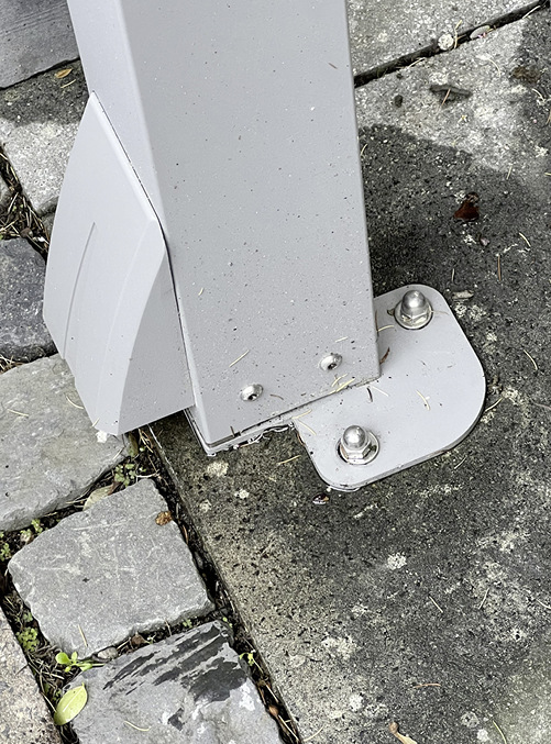 Der beim Objekt ausgeführte oberirdische Wasserablauf ist unauffällig in die Standsäulen integriert.