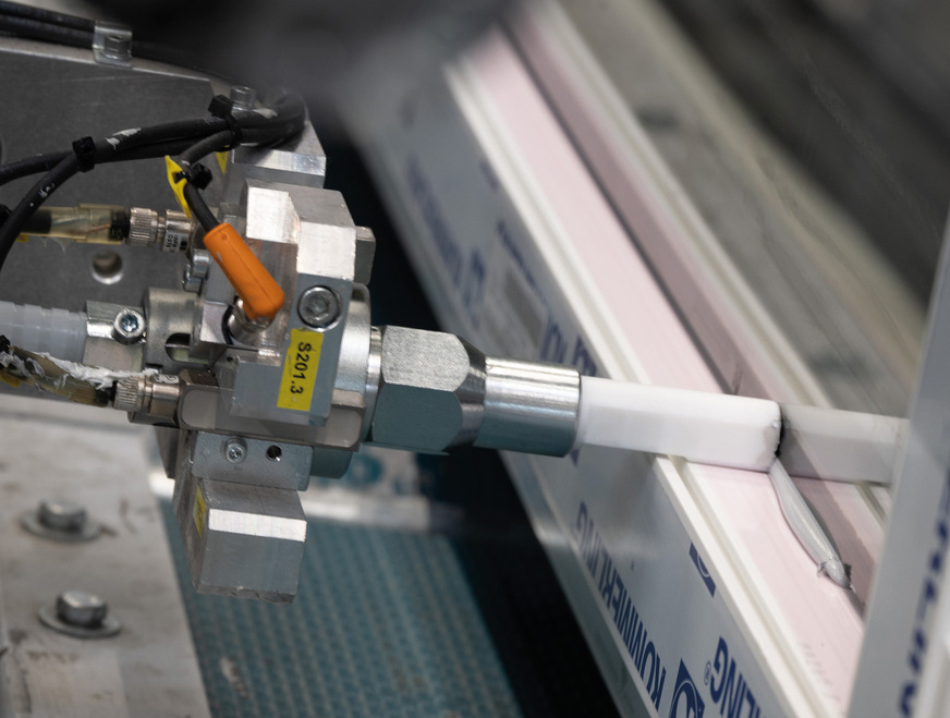 Es wird eine speziell entwickelte Düse zur verbrauchsoptimierten Falzgrundklebung verwendet.