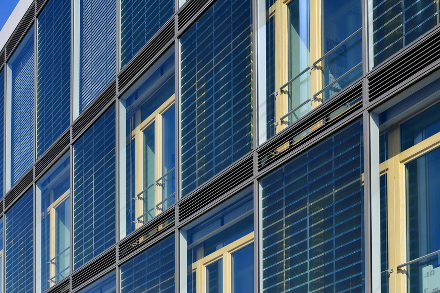 Die Solarfassade des Verwaltungsgebäudes wurde mit ASCA-Solarmodulen ausgestattet, die von BGT in die Gläser integriert wurden.