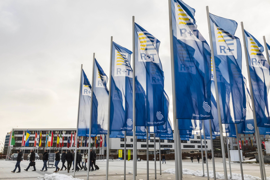 Wehende Fahnen zum Start der R+T auf der Messepiazza