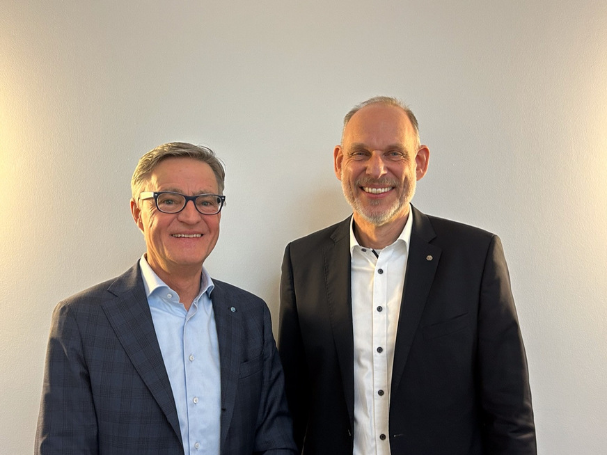Fekke van Dijk (l.) und Frank Jedamski, die Geschäftsführer von Maco Hautau Deutschland bei der Eröffnung der Maco Hautau World in Helpsen.