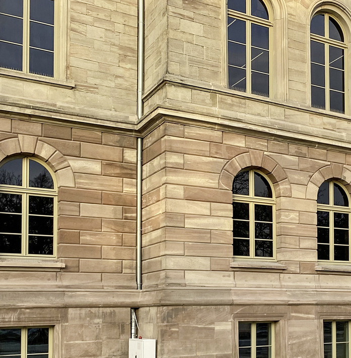 Beim „Forum Wissen“ in Göttingen sind 200 ­Fenster der Fassade jetzt mit schaltbaren eyrise s350 ­Flüssigkristallgläsern ausgestattet.