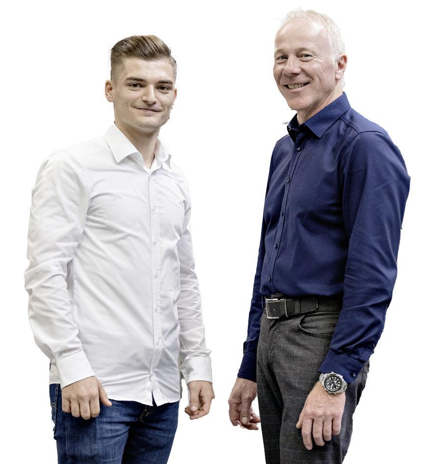 Yannick ­Lauber von Lauber ­Fensterbau (links) und ­Michael ­Merkle von H. B. ­Fuller | Kömmer­ling ­freuen sich über die ­ge­lungene Produk­tions­linie.