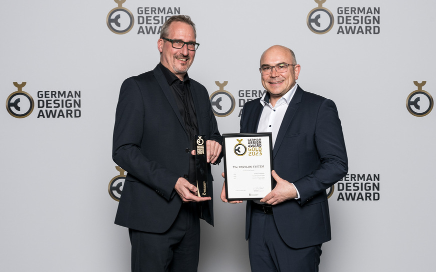 Nikolas Kindt, Architekt, und Hans-Peter Merklein, CEO Grenzebach Envelon GmbH, nahmen die Auszeichnung entgegen.