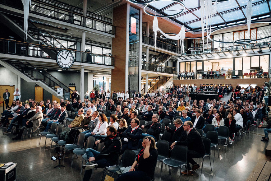 Endlich wieder in Präsenz: Über 300 Teilnehmer aus 13 Ländern trafen sich am 27. Januar auf dem Solarlux Firmencampus zur Quality Partner Conference 2023.