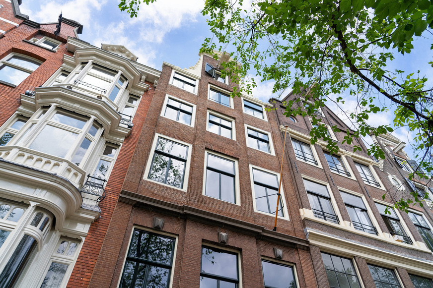 „Fineo“ wurde in „The Noblemen“, einem Hotel im niederländischen Amsterdam, per Glastausch eingesetzt. Mit dem Vakuumglas erreicht die historische Fassade einen zeitgemäßen Dämmwert. Profile und Rahmen konnten erhalten bleiben.