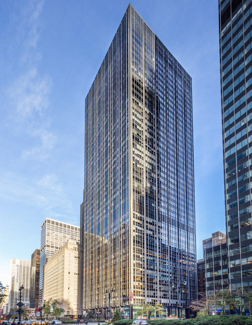 42 Geschosse – das Geschäftshaus 299 Park Avenue in Manhattan wurde vor kurzem saniert. Hierbei wurden auch die Verglasungen der Lobby ausgetauscht.