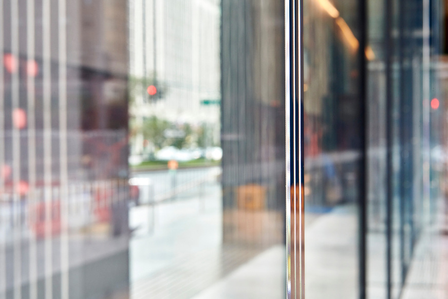 Die hohen, sehr schlanken Glasschwerter nehmen die Lasten der Fassade auf, ohne deren Transparenz einzuschränken. Die farbneutralen Gläser von Glas Trösch lassen einen sehr offenen natürlichen Eindruck entstehen.