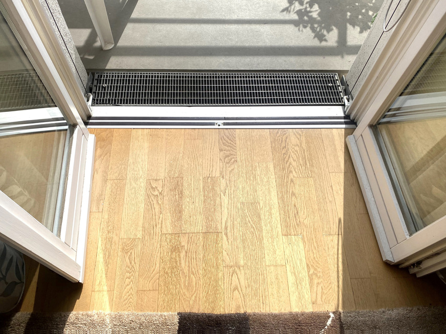 Die 1996 ganz neu auf dem Markt eingeführte Magnet-Nullschwelle wurde in 2-!üglige Außentüren (Stulptüren)&nbsp;eingebaut. Die Abdichtung von türanschlagfreien Stulptüren stellt bis heute eine technisch beachtliche Herausforderung dar.