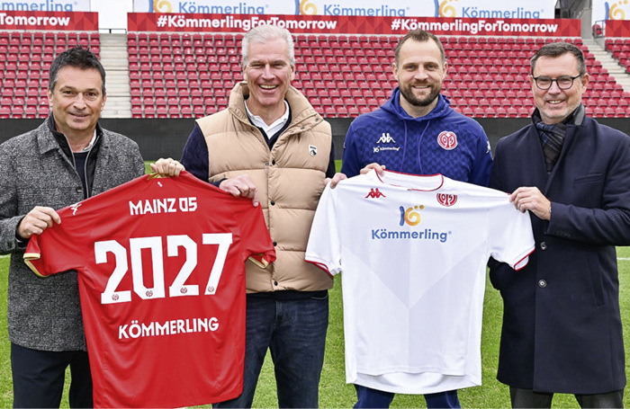 Kömmerling bleibt bis 2027 Haupt- und Trikotsponsor von Mainz 05. (v. l.) Christian Heidel (Sportvorstand Mainz 05), Dr. Peter Mrosik (Geschäftsführender Gesellschafter profine GmbH), Bo Svensson (Cheftrainer Mainz 05), Stefan Hofmann (Vereins- und Vorstandsvorsitzender Mainz 05)