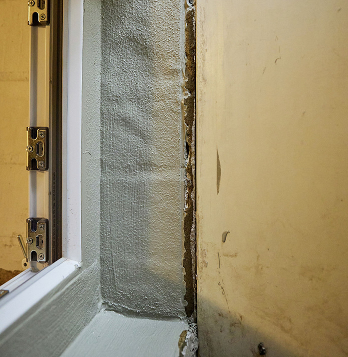Ein hochwasserdichtes Fenster wird den Keller nur vor dem Volllaufen bewahren, wenn auch der Bauteilübergang zur Wand eine funktionstüchtige Abdichtung aufweist. Dank Triflex ProDetail ist dies bei diesem Objekt gegeben.