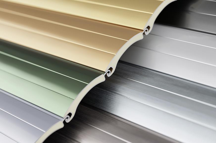 Aluminium-Rollladen bieten durch ihre hochwertige Qualität und widerstandsfähige Beschichtung dauerhaften Schutz vor Wettereinflüssen. Die Farbkollektion bietet ­eine große Auswahl an Gestaltungsoptionen.