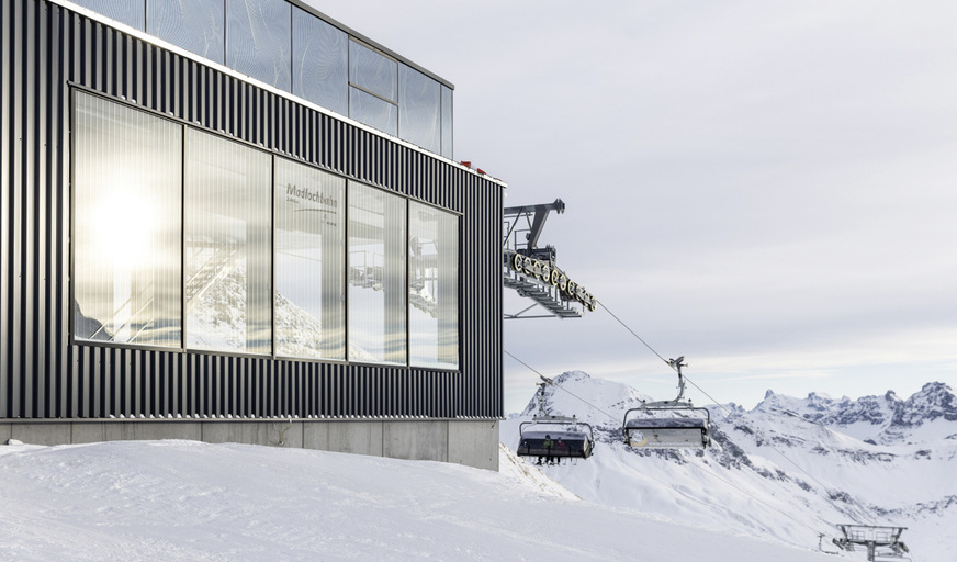 Die Glasflächen der Madlochbahn wurden mit ­reflektierenden GM ­Chrome von Glas Marte gestaltet.