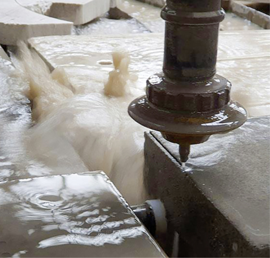 Die Betriebsausstattung umfasst u. a. CNC-Anlagen sowie Wasserstrahl-Technik .