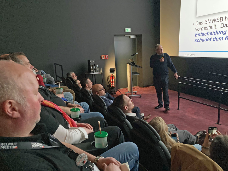 VFF-GF Frank Lange erläutert den kostenlosen Förderassistenten des Verbandes.