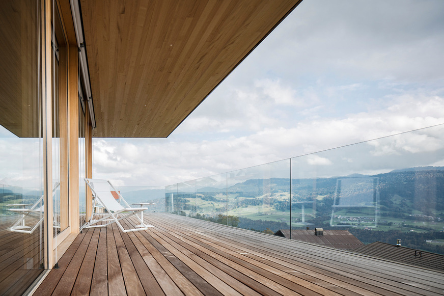 Holz und Glas können eine harmonische Verbindung eingehen, und genau hierfür hat Glas Marte das Glasgeländer GM Railing im Programm.