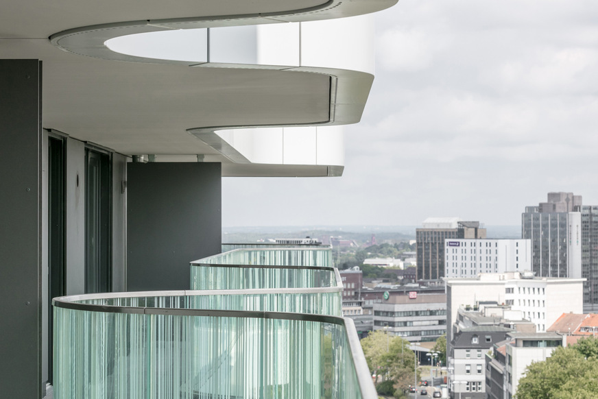 Die Streifen der Balkonverglasungen wurden im Siebdruckverfahren auf das Glas gebrannt