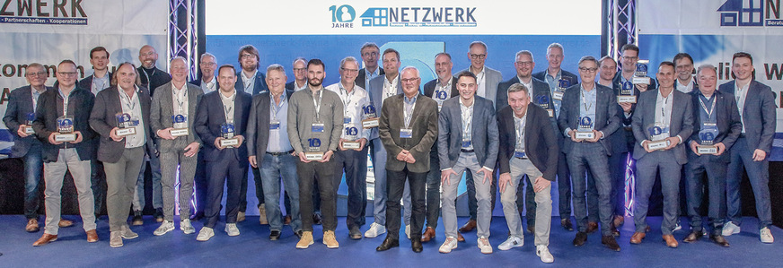 Unternehmen und Menschen, die von Anfang an beim Netzwerk Frey mitgemacht haben: 24 Jubilare bekamen ­einen individualisierten Award als Dank.