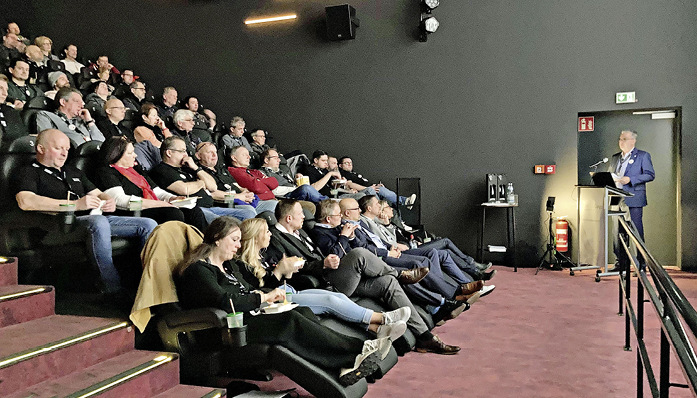 Helmut Meeth eröffnete den WindowDay für die Fachhandelspartner, Pressevertretenden und&nbsp;Mitarbeitenden im Kinopalast in Wittlich.