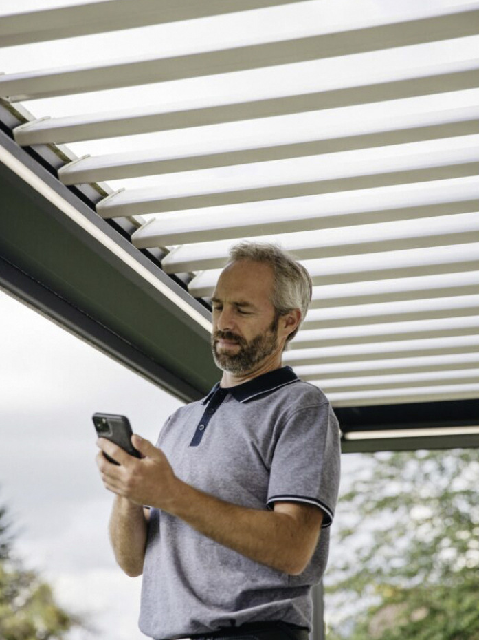 Die Motorisierung der Pergola in Verbindung mit smarter, funkbasierter Steuerungstechnik ist oft der erste Schritt, um eine Terrasse nachhaltig aufzuwerten.