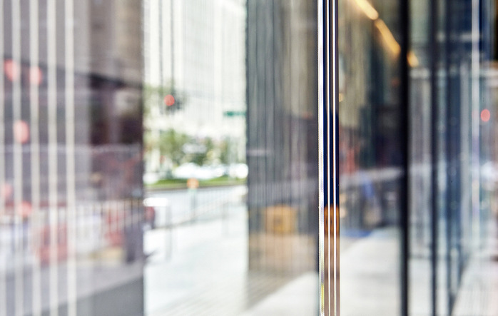 Die hohen, schlanken Glasschwerter nehmen die Lasten der Fassade auf, ohne deren Transparenz einzuschränken, was den Tageslichteinfall optimiert.