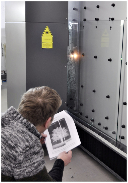 GF Sven Künzel kontrolliert den Laser bei der Bearbeitung,