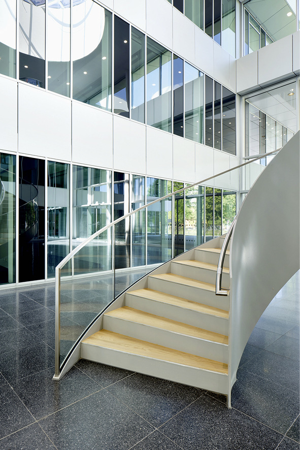 Die Treppe mit gebogenem Brüstungsglas