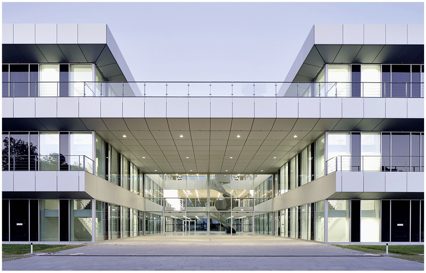 Bei der umlaufenden Pfosten-Riegel-Fassade setzten die Planer auf das Schüco System FWS 50 mit AWS 75SI Einsatzelementen.