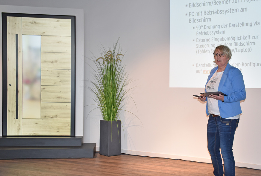 Marketingleiterin Verena Echterhoff zeigte die Möglichkeit, eine Wunschhaustür in Originalgröße in der Ausstellung zu visualisieren.