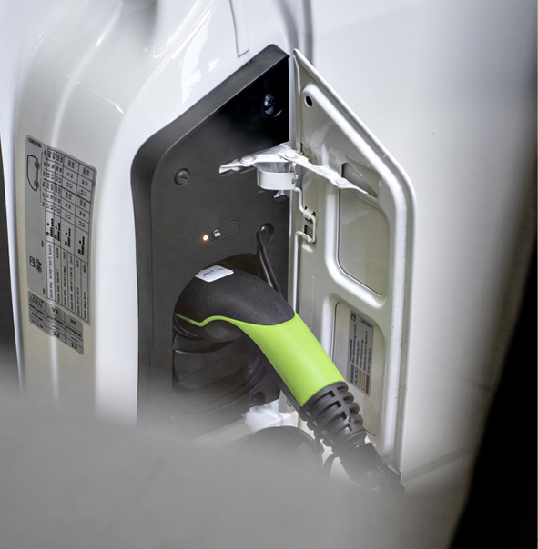 So sieht die „Ladeklappe“ am umgerüsteten Elektrofahrzeug aus.