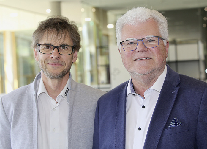 Thomas Moser (r.) und Lackingenieur und Fachberater Andreas Grabsch von Sikkens Wood Coatings