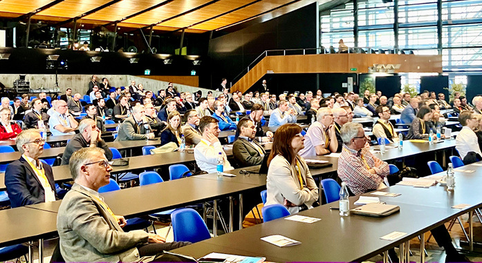 Mit mehr als 310 Teilnehmern erreichte die Veranstaltung (vorne links Christoph Rellstab, Leiter der Höheren Fachschule Holz Biel und Hauptorganisator) im Bieler Kongresshaus annähernd den Zuspruch der präpandemischen Ausgaben.