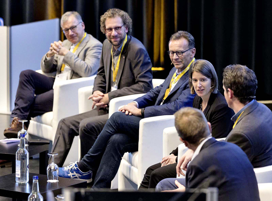 Podiumsdiskussion mit (v.l.) Christoph ­Rellstab (Berner Fachhochschule), Heinrich Hochuli, Markus Stebler, Nicole Wenger, Tom Sahli, Reinhold Kober (Moderator)