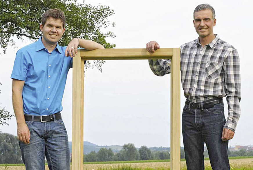Mario (l.) und Frank Döpfner setzen ganz auf nachhaltig wirtschaftende Forstwirtschaft und verwenden ausschließlich heimische Holzarten und aus regionaler Herkunft.