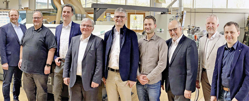 Helfen, damit die Ausbildungsstelle in Karlsruhe demnächst mit moderner Anlagentechnik aufwarten kann&nbsp;(v. l.): Engelbert Tiefenthaler, Jens Johanni, Achim Binder, Raimund Drissner, Josef Weinlein, David Eberhardt, ­Werner&nbsp;­Spohn, Waldemar Dörr, Michael Hertle