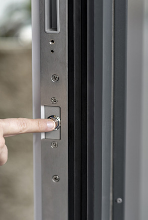 Einfaches Öffnen durch Klopfen durch die ­Aktivierung mittels Druckknopf.