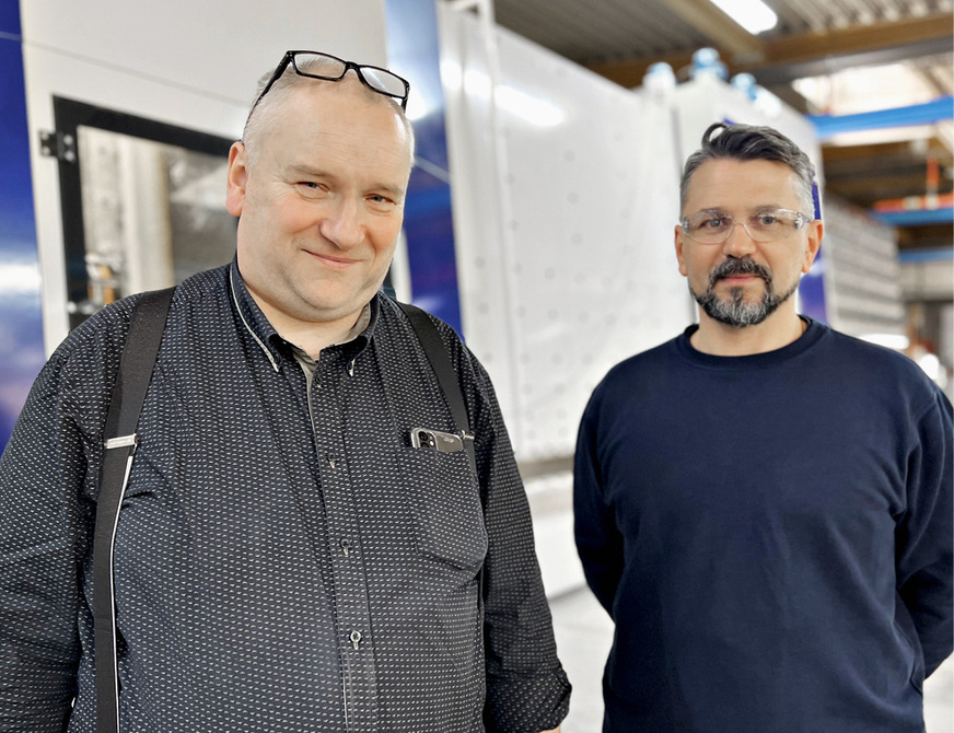 Betriebsleiter Frank Matz (l.) und proHD Maschinenbediener Jaroslaw Jarzombek vor der systron proHD