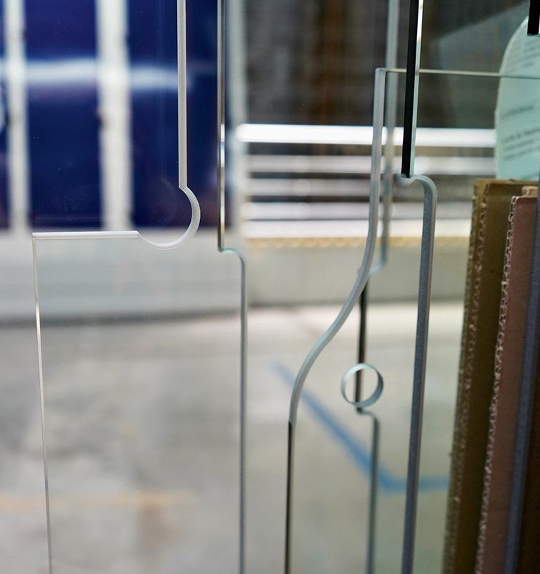 Alle monolithischen Gläser, die von der Rechteckform abweichen und eine sichere Standkante aufweisen, werden bei Interpane in Hildesheim mit der proHD bearbeitet.