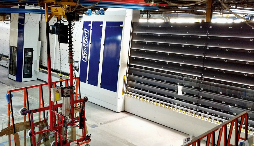 Bei der neuen systron-Anlage ist die Kantenbearbeitung zusammen mit der Wasserstrahlbearbeitung in&nbsp;einer ­Zelle untergebracht. So lässt sich das komplette Werkstück, einschließlich aller Bohrungen, durch den ­Wasserstrahlschnitt in einer Aufspannung fertigen.