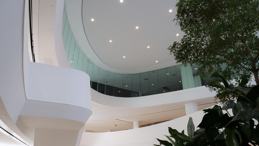 In der Innenfassade-Fassade zum Atrium findet man Pyrobel Vision Line. Diese Glas ist beidseitig feuerfest und bietet zudem eine hohen Lärmschutz und zuverlässigen Raumabschluss.