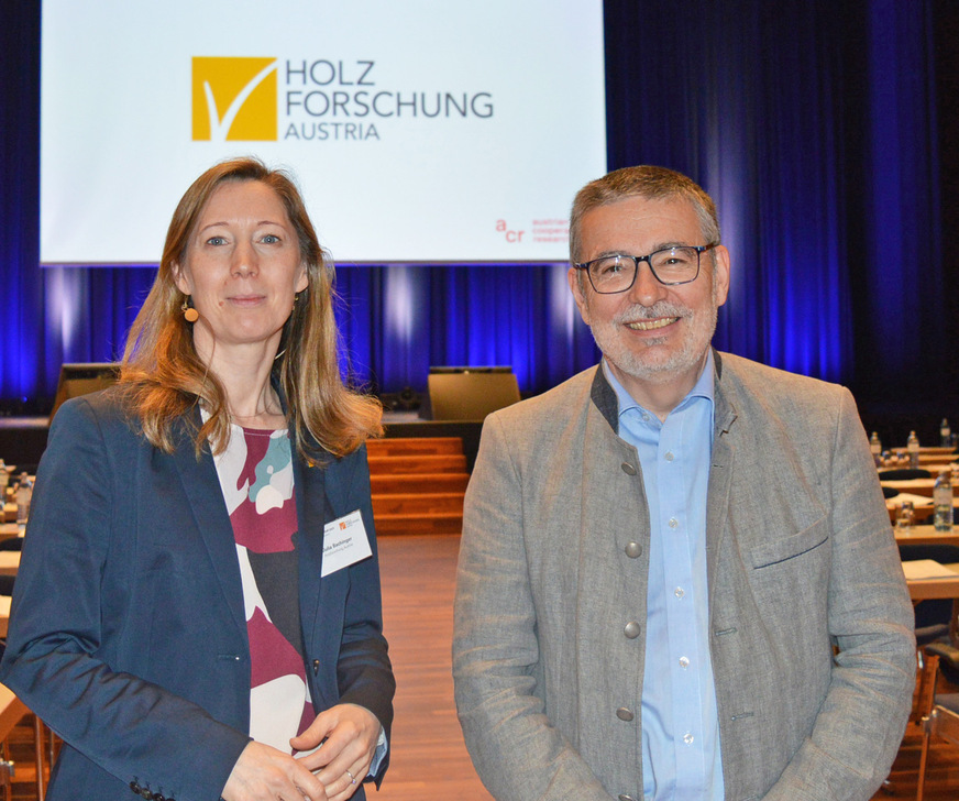 Peter Schober übergab auf dem FTT die Leitung des Fach­be­reichs der Holz­for­schung Austria und des Fenster-Türen-Treffs an seine Nach­fol­gerin Dr. Julia Bachinger