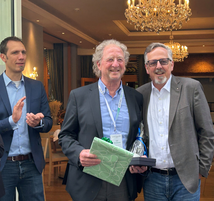 Carl Pinnekamp (Mitte) wurde von Hans-Joachim Arnold (r.) im Nahmen der Isolar Gruppe geehrt. Links im Bild Hannes Spiß von der Isolar Glas Beratung.