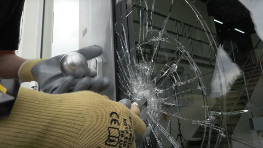 Sind Isoliergläser mit Sicherheitsgläsern aus VSG aufgebaut, haben Einbrecher quasi kaum eine Chance, durch das Glas zu kommen.