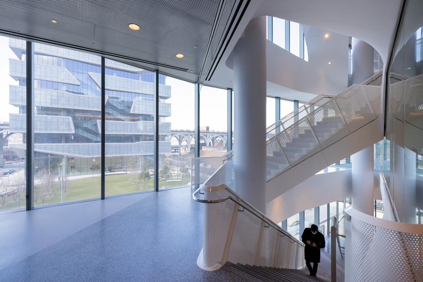 Die Treppen hinter den VSG-Scheiben von BGT erschließen das Gebäude in der Höhe.