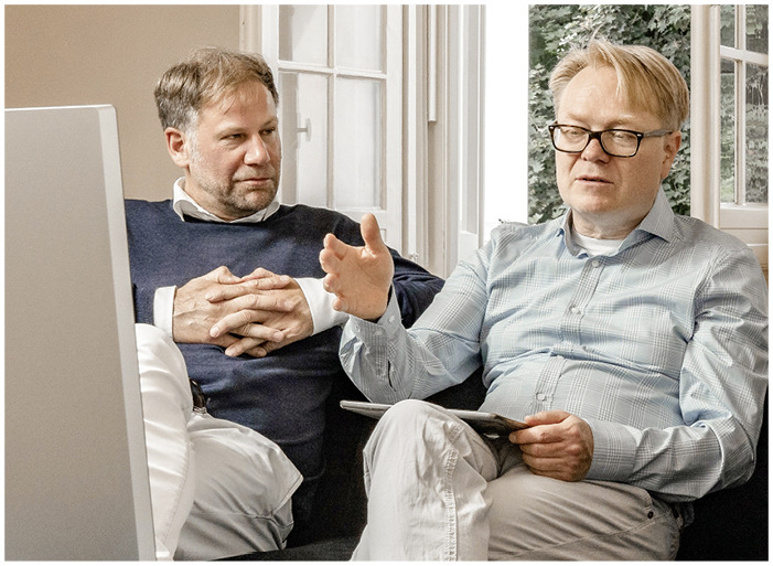 Markus Rumpf von GGW (l.) und Matthias Rehberger im Gespräch mit den ChromoGenics Spezialisten.