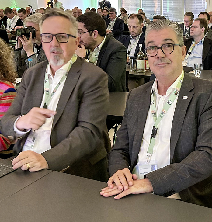 Auch VFF Präsident Helmuth Meeth (r.) war beim GlasKongress 2023, hier mit Hans-Joachim Arnold.