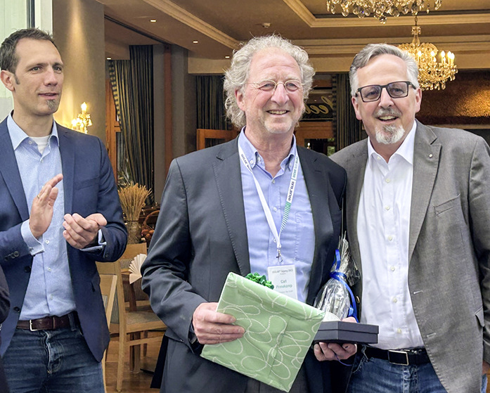 Für sein Engagement um die Isolar Gruppe wurde Carl Pinnekamp von Teutemacher Glas (Mitte) geehrt.