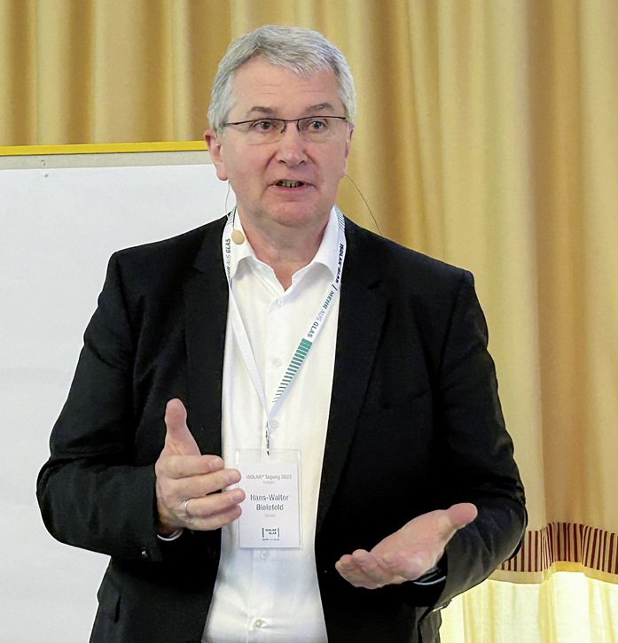 Hans-Walter Bielefeld von Schüco erläuterte, welche neuen Anforderungen auf Hersteller und Lieferanten von Bauprodukten zukommen werden.